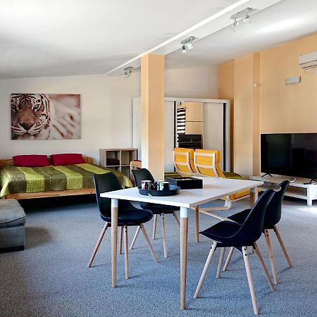 Riga City Center Quiet Apartment With Free Private Parking Экстерьер фото