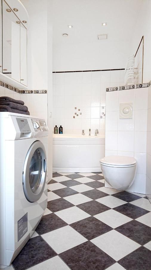 Riga City Center Quiet Apartment With Free Private Parking Экстерьер фото